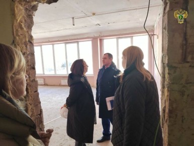 Прокуратура с выездом проверила ход капитального ремонта школы в Светлогорске