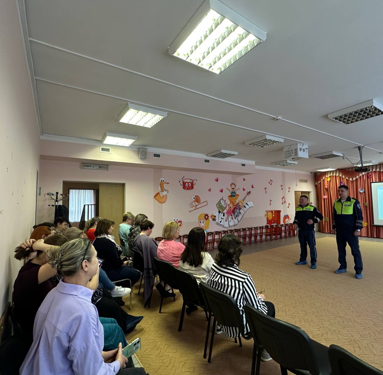 В целях профилактики детского дорожно-транспортного травматизма сотрудники отделения Госавтоинспекции МО МВД «Светлогорский» провели встречу с представителями детского сада «Солнышко»