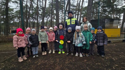 Сотрудники отделения Госавтоинспекции города Светлый провели занятие по профилактике дорожно-транспортных происшествий с воспитанниками МАДОУ №10 «Чайка»