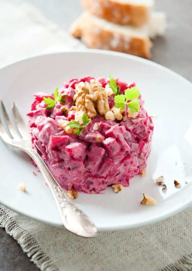 Оригинальный свекольно-селедочный салат с пикантной заправкой для зимнего стола