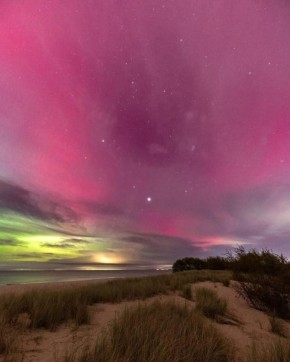 Сильнейшая за последние два месяца магнитная буря обрушилась на Землю и вызвала полярные сияния, которые ночью могли увидеть жители России