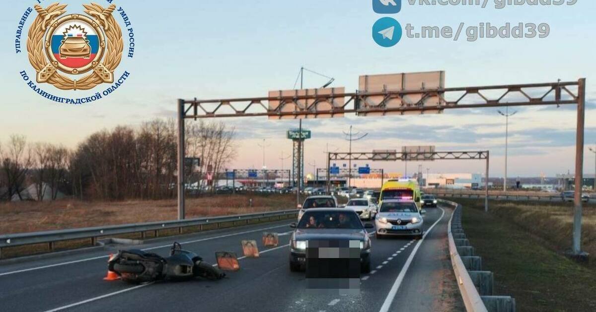 На Приморском полукольце мотоцикл влетел в ограду, водителя увезли в больницу