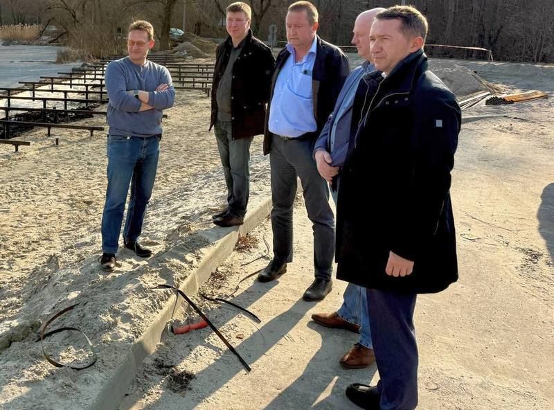 Пеньковое озеро в Калининграде всосало исполнителя