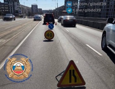 По оперативной информации, 22.03.2026 около 13 часов в г. Калининграде на Ленинском проспекте в районе д. 34а водитель мотоцикла (2007 г.р.), совершила столкновение с автомобилем «Ниссан» под управлением водителя 1986 г.р