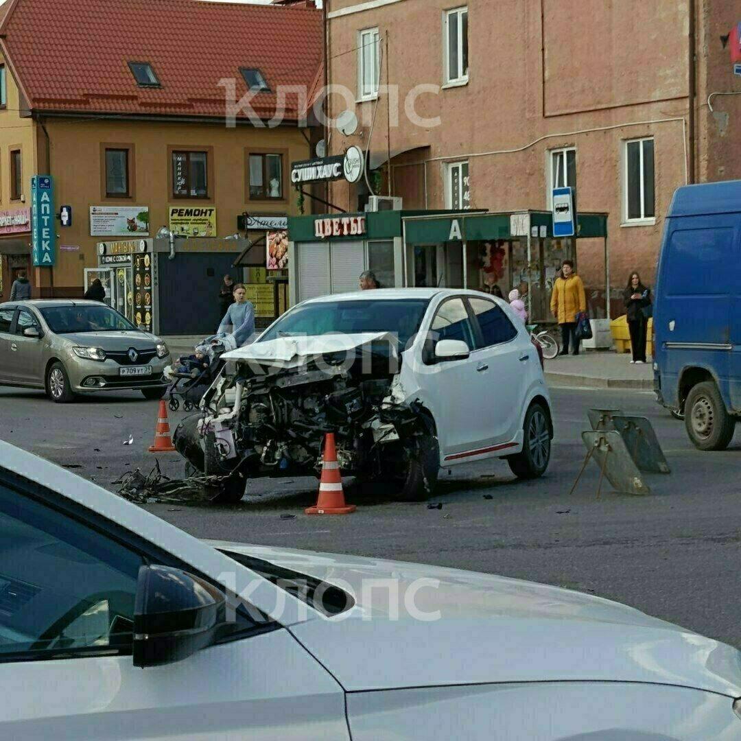 В Гурьевске после ДТП легковушка вылетела на остановку и врезалась в аптеку, которую таранили уже дважды В Гурьевске после ДТП легковушка вылетела на остановку и врезалась в аптеку, которую таранили уже дважды