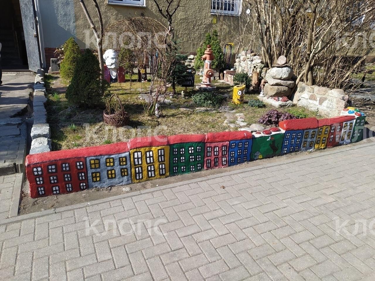 Калининградская пара, которая приводила в порядок пожарные гидранты в городе, продолжает обустраивать палисадник под окнами своей квартиры на улице Гагарина Калининградская пара, которая приводила в порядок пожарные гидранты в городе, продолжает обустраивать палисадник под окнами своей квартиры на улице Гагарина