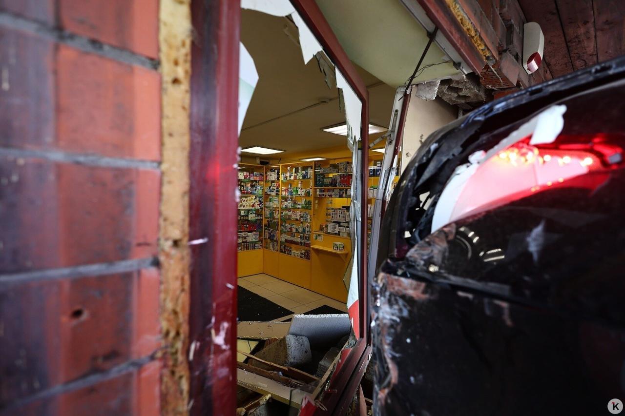 Водитель BMW, попавшего в ДТП в Гурьевске, ехал на большой скорости и врезался в столб прямо рядом с остановкой транспорта, чудом её не задев Водитель BMW, попавшего в ДТП в Гурьевске, ехал на большой скорости и врезался в столб прямо рядом с остановкой транспорта, чудом её не задев