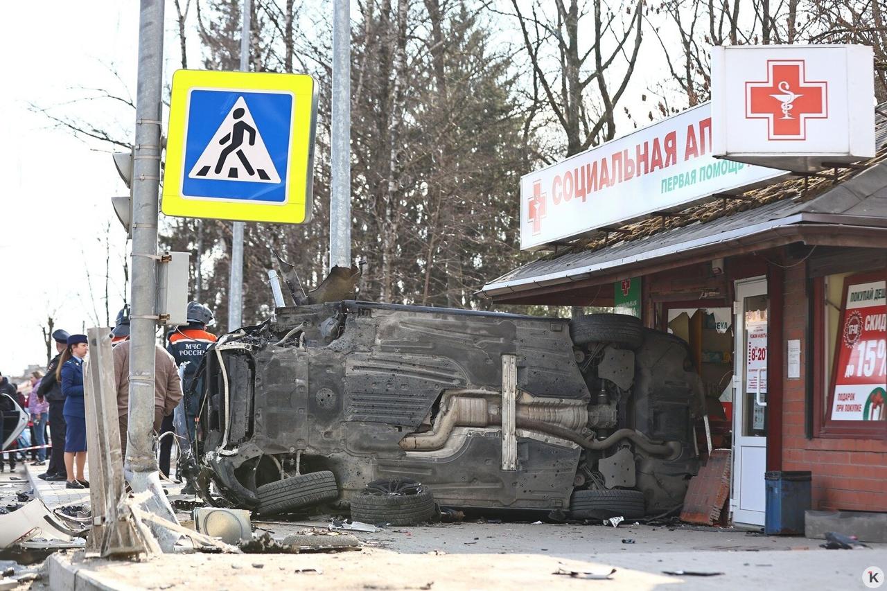 Водитель BMW, попавшего в ДТП в Гурьевске, ехал на большой скорости и врезался в столб прямо рядом с остановкой транспорта, чудом её не задев