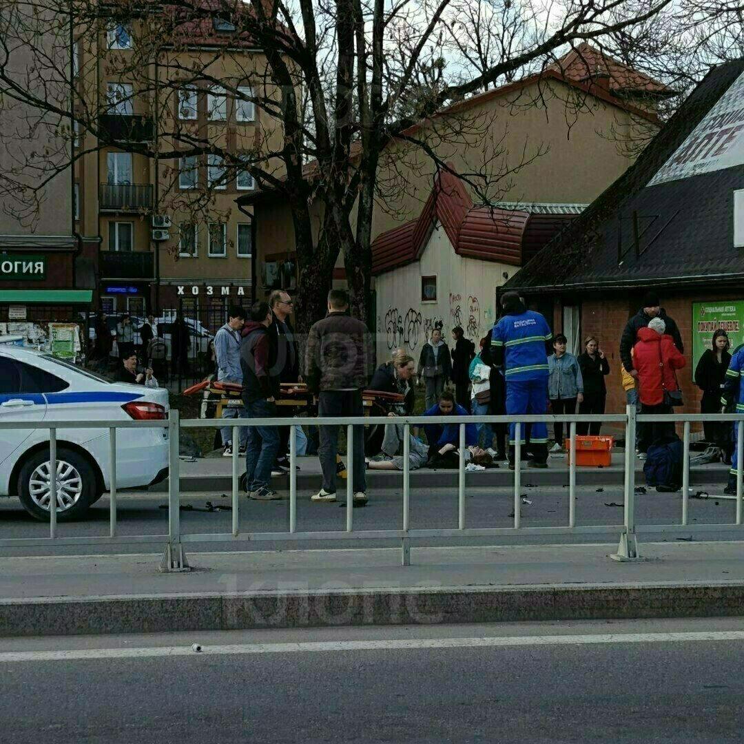 В Гурьевске после ДТП легковушка вылетела на остановку и врезалась в аптеку, которую таранили уже дважды В Гурьевске после ДТП легковушка вылетела на остановку и врезалась в аптеку, которую таранили уже дважды