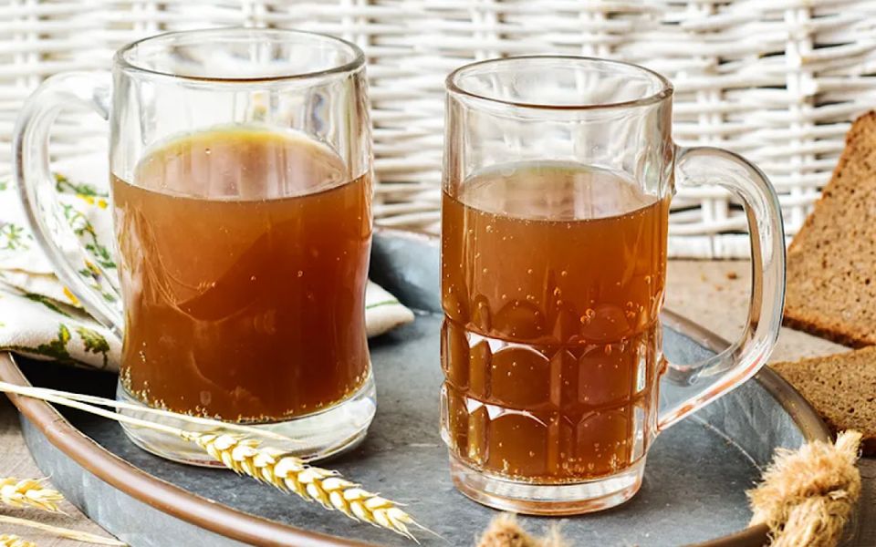 Как приготовить слабоалкогольный хлебный квас: простой рецепт