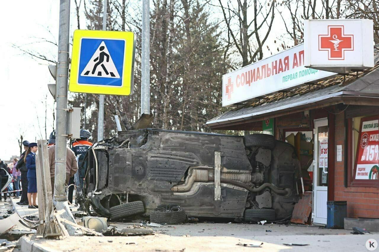 Двух подростков, пострадавших после ДТП на перекрёстке в Гурьевске, увезли в Детскую областную больницу