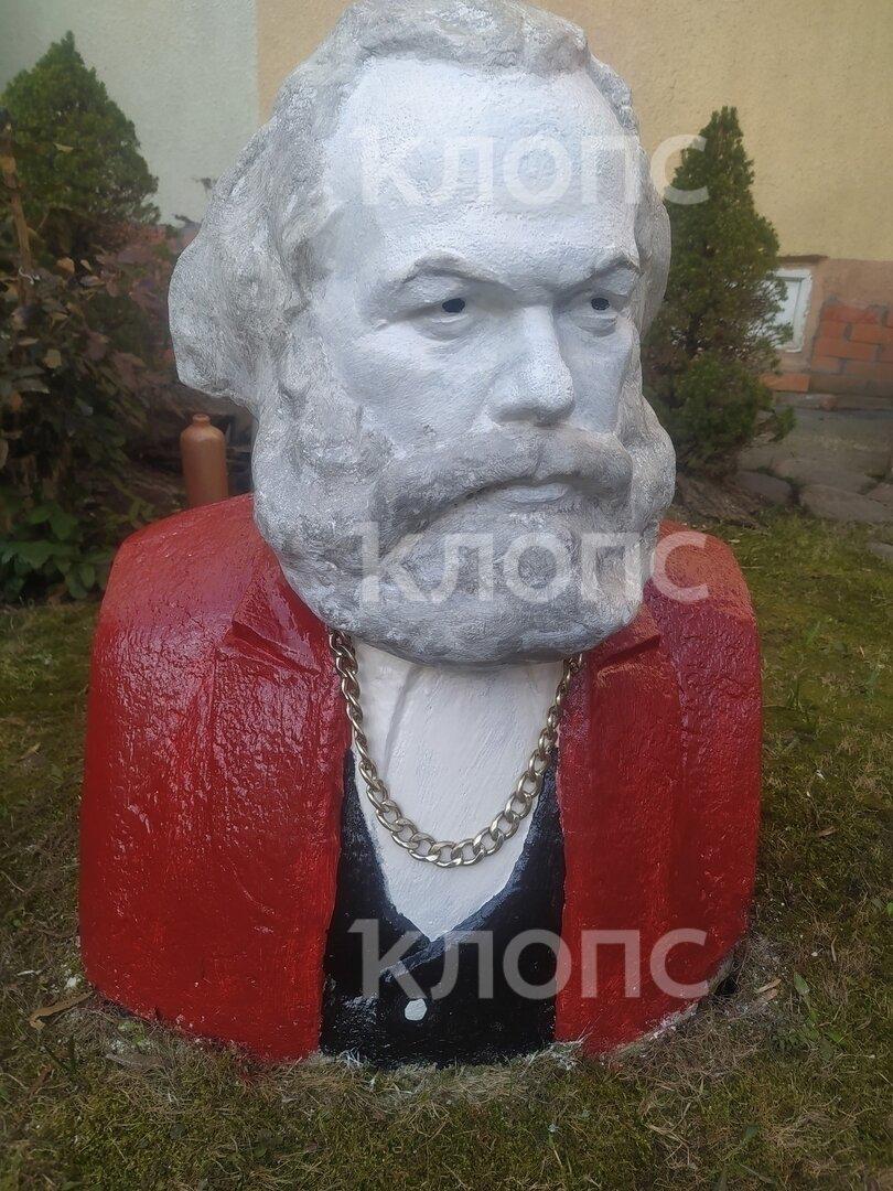 Калининградская пара, которая приводила в порядок пожарные гидранты в городе, продолжает обустраивать палисадник под окнами своей квартиры на улице Гагарина