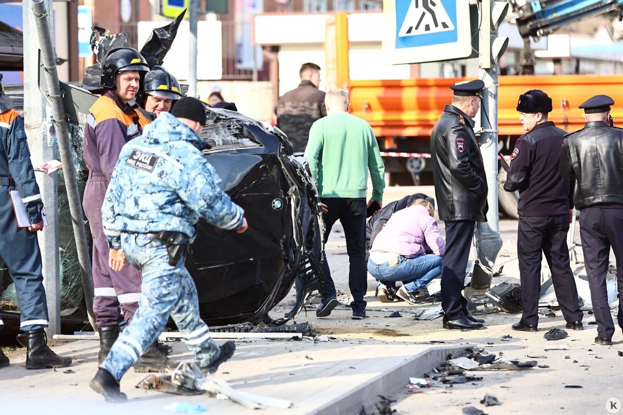 Водитель BMW, попавшего в ДТП в Гурьевске, ехал на большой скорости и врезался в столб прямо рядом с остановкой транспорта, чудом её не задев Водитель BMW, попавшего в ДТП в Гурьевске, ехал на большой скорости и врезался в столб прямо рядом с остановкой транспорта, чудом её не задев