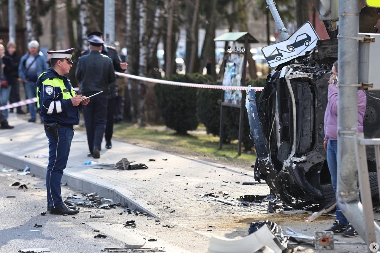 Водитель BMW, попавшего в ДТП в Гурьевске, ехал на большой скорости и врезался в столб прямо рядом с остановкой транспорта, чудом её не задев Водитель BMW, попавшего в ДТП в Гурьевске, ехал на большой скорости и врезался в столб прямо рядом с остановкой транспорта, чудом её не задев