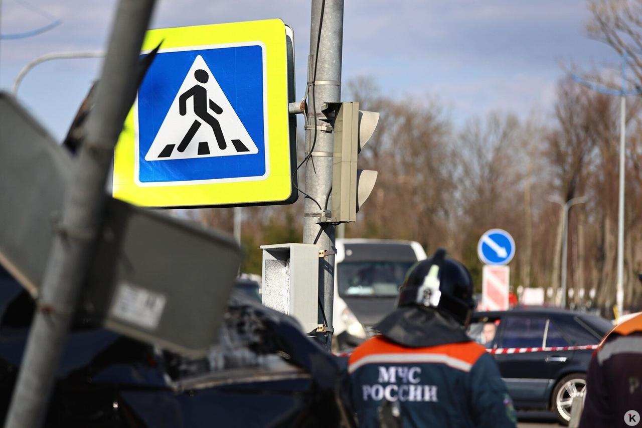Водитель BMW, попавшего в ДТП в Гурьевске, ехал на большой скорости и врезался в столб прямо рядом с остановкой транспорта, чудом её не задев Водитель BMW, попавшего в ДТП в Гурьевске, ехал на большой скорости и врезался в столб прямо рядом с остановкой транспорта, чудом её не задев
