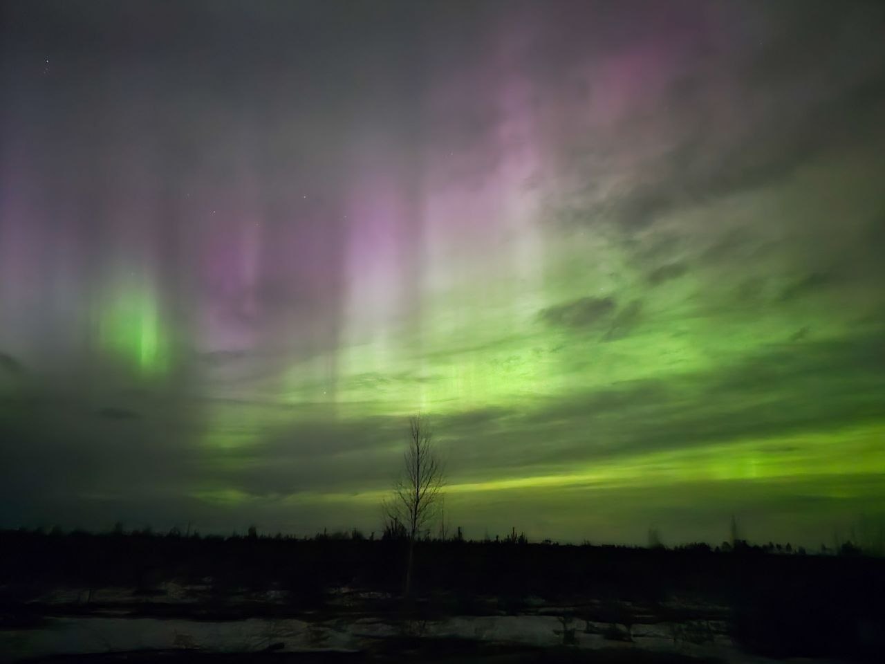В разных регионах России заметили полярное сияние В разных регионах России заметили полярное сияние