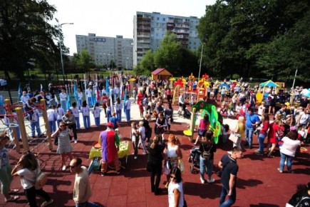 Ремонт детской площадки в Макс-Ашманн-парке в Калининграде собираются завершить к Дню города