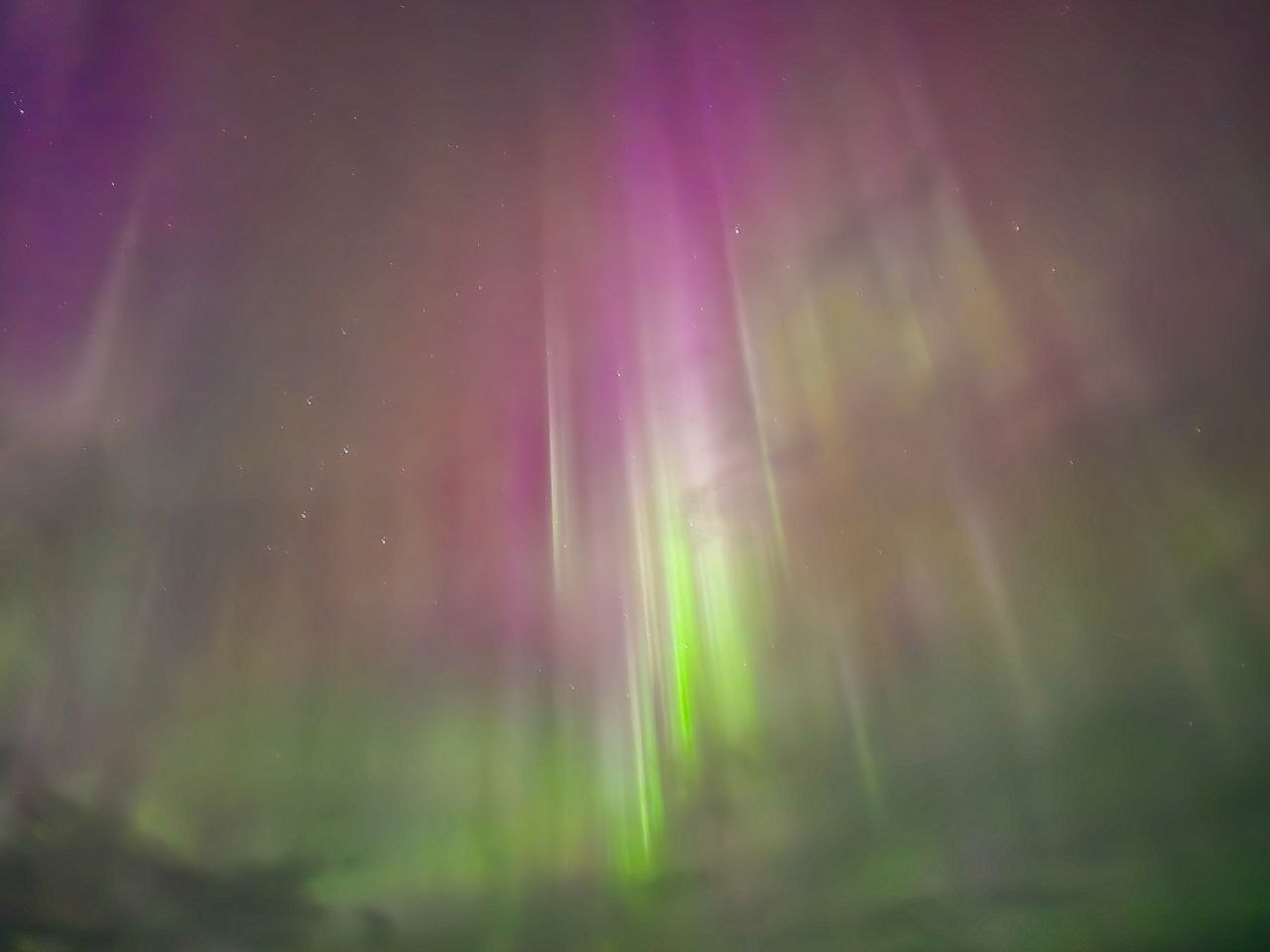 В разных регионах России заметили полярное сияние В разных регионах России заметили полярное сияние