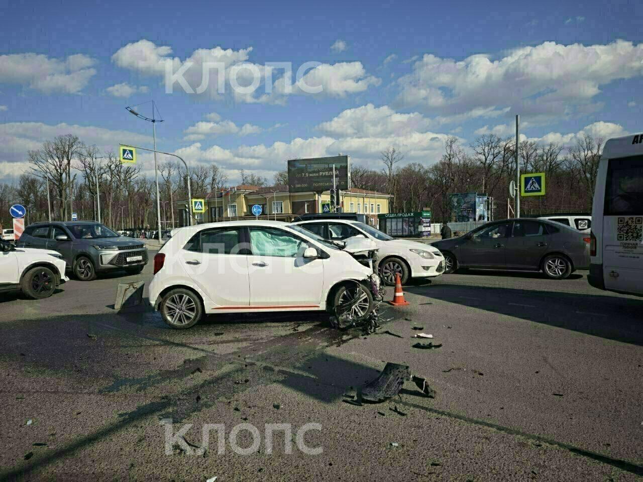 В Гурьевске после ДТП легковушка вылетела на остановку и врезалась в аптеку, которую таранили уже дважды В Гурьевске после ДТП легковушка вылетела на остановку и врезалась в аптеку, которую таранили уже дважды