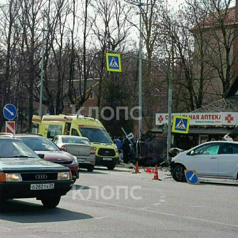 В Гурьевске после ДТП легковушка вылетела на остановку и врезалась в аптеку, которую таранили уже дважды