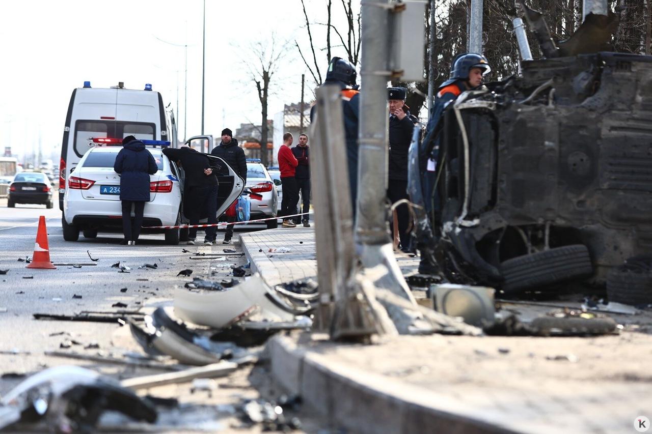 Водитель BMW, попавшего в ДТП в Гурьевске, ехал на большой скорости и врезался в столб прямо рядом с остановкой транспорта, чудом её не задев Водитель BMW, попавшего в ДТП в Гурьевске, ехал на большой скорости и врезался в столб прямо рядом с остановкой транспорта, чудом её не задев