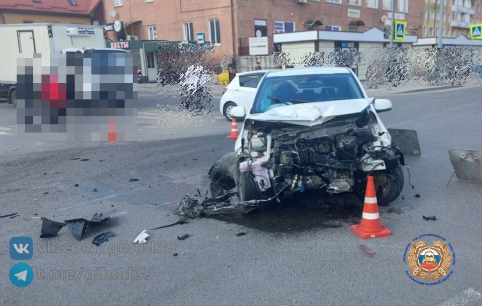 Легковая машина влетела в толпу пешеходов в Гурьевске в Калининградской области, есть пострадавшие, сообщили в Госавтоинспекции региона