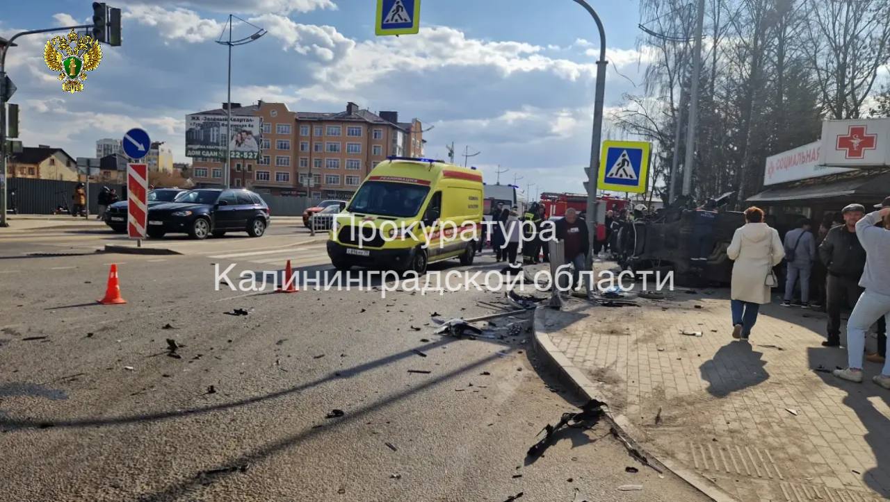 В Гурьевске автомобиль вылетел на тротуар и сбил трех пешеходов В Гурьевске автомобиль вылетел на тротуар и сбил трех пешеходов