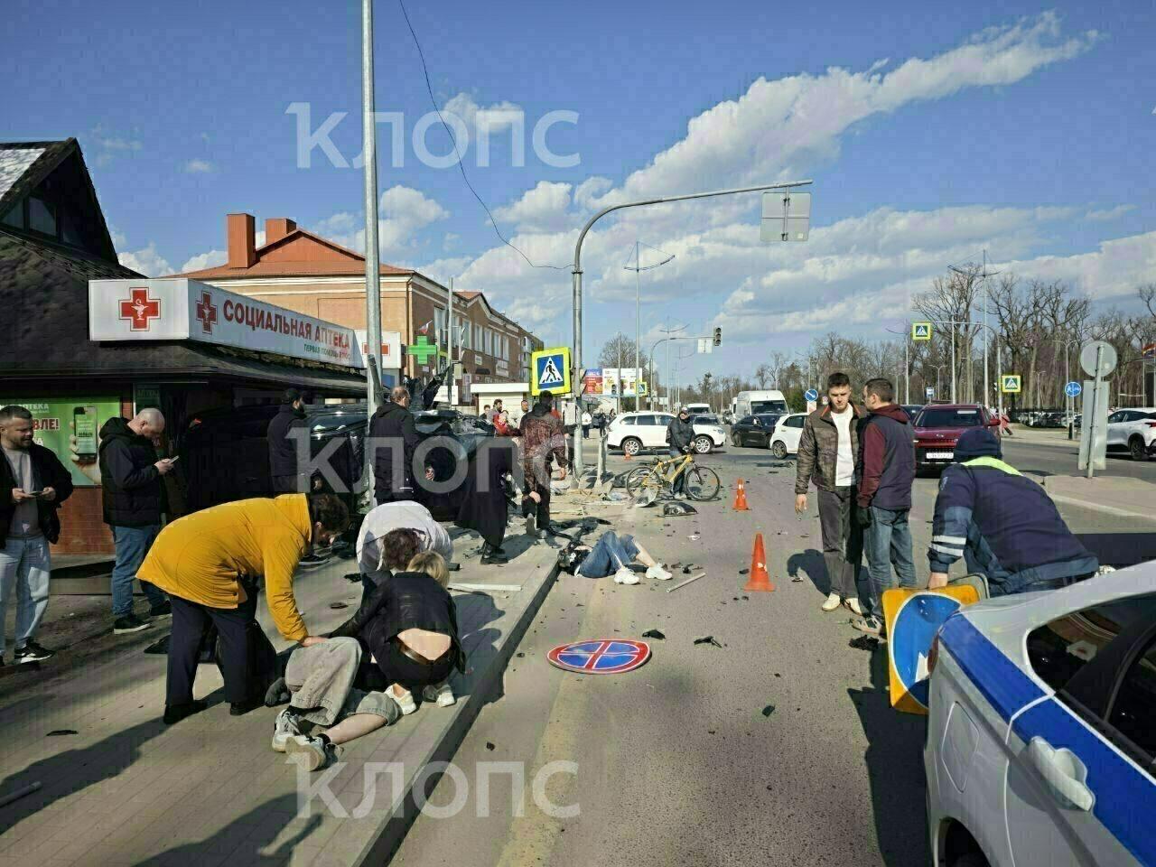 В Гурьевске после ДТП легковушка вылетела на остановку и врезалась в аптеку, которую таранили уже дважды В Гурьевске после ДТП легковушка вылетела на остановку и врезалась в аптеку, которую таранили уже дважды