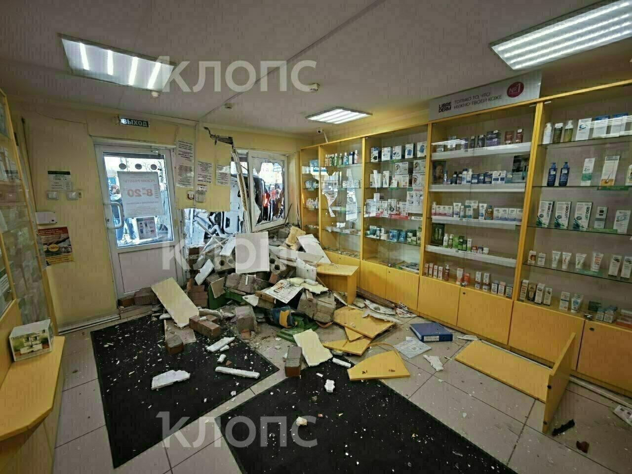 В Гурьевске после ДТП легковушка вылетела на остановку и врезалась в аптеку, которую таранили уже дважды В Гурьевске после ДТП легковушка вылетела на остановку и врезалась в аптеку, которую таранили уже дважды