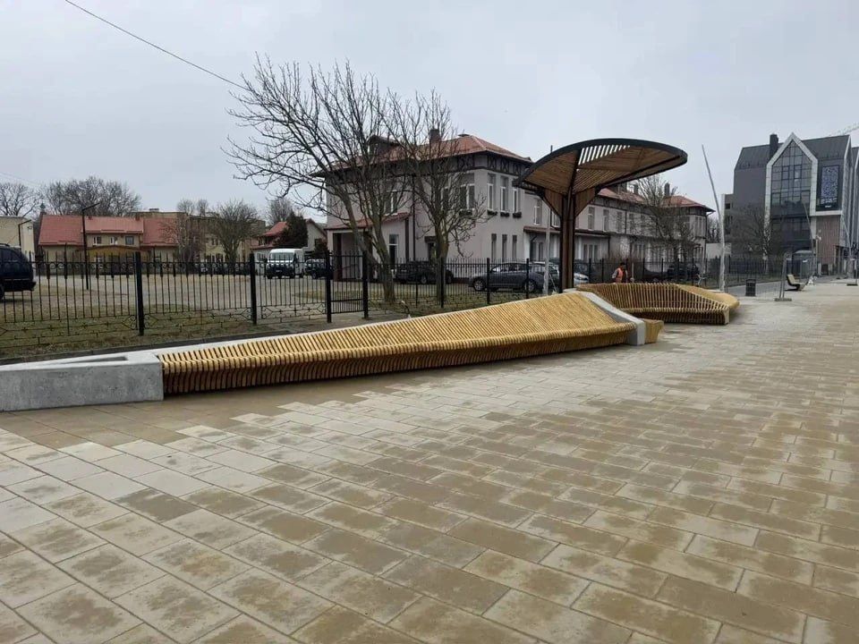 Власти Зеленоградска рассказали об огромных скамейках на променаде