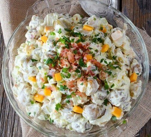 Восхитительный картофельный салат с беконом и сыром для вашей трапезы