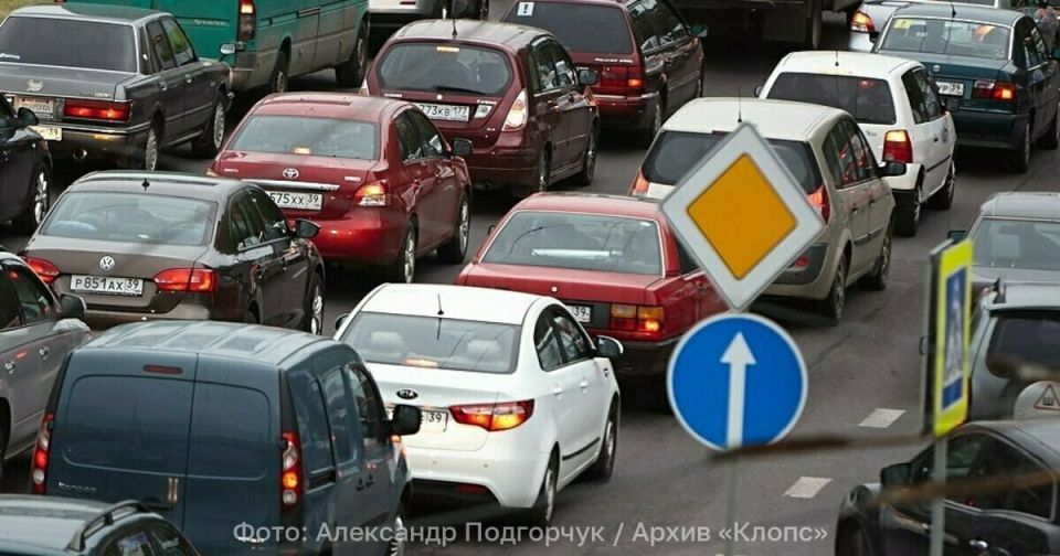 Авария на Ленинском проспекте утром во вторник закупорила выезд из Московского района