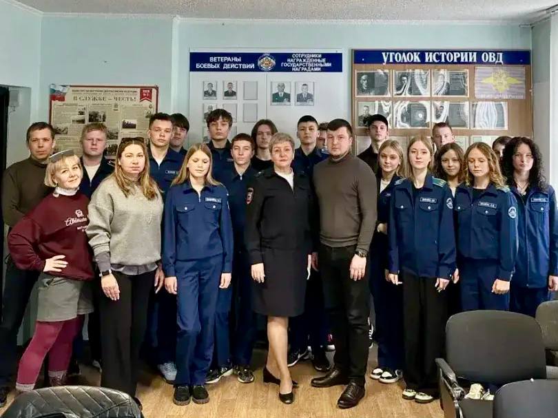 Зеленоградские полицейские побеседовали с местными школьниками о правилах безопасного поведения Зеленоградские полицейские побеседовали с местными школьниками о правилах безопасного поведения