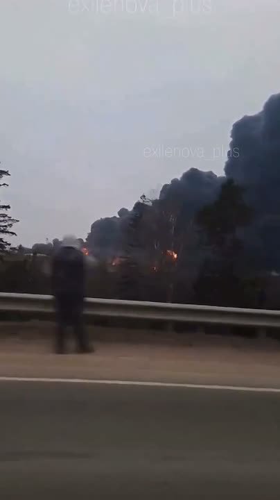 Юрий Баранчик: В порту Усть-Луга (Ленинградская область) продолжается крупный пожар в результате массированного удара украинских беспилотников