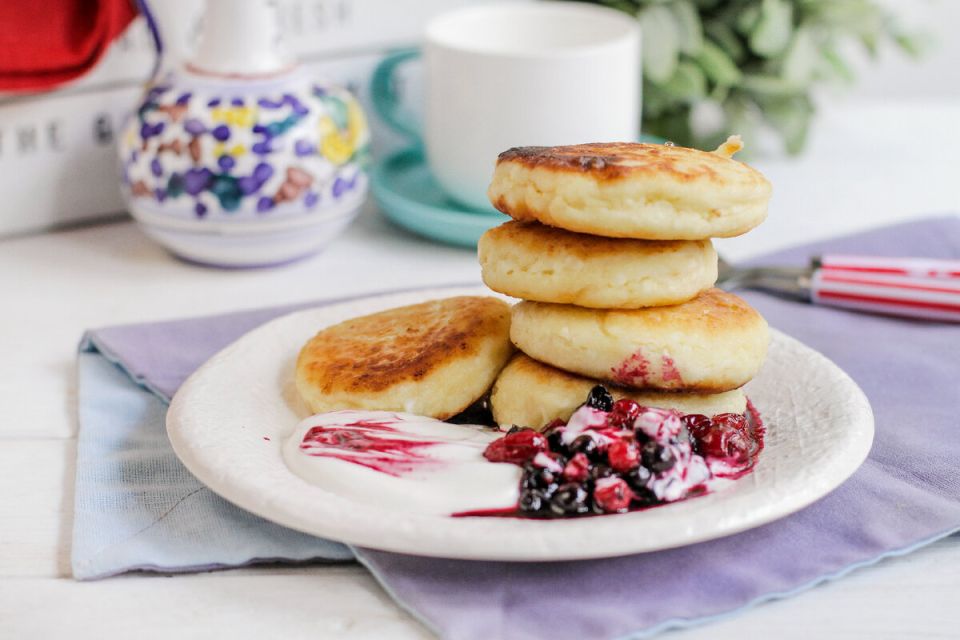 Наслаждение вкусом: сырники с ягодной симфонией