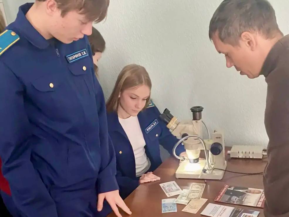 Зеленоградские полицейские побеседовали с местными школьниками о правилах безопасного поведения