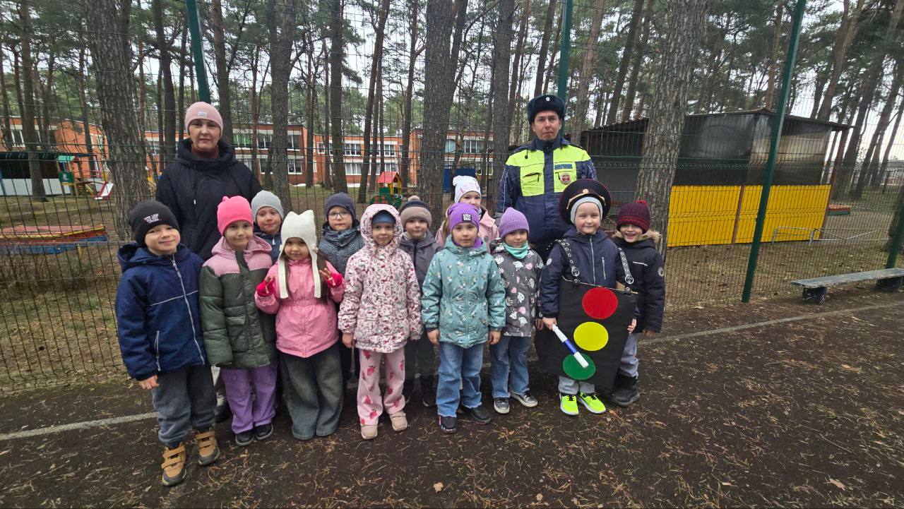 Сотрудники отделения Госавтоинспекции города Светлый провели специальное занятие по правилам дорожного движения для дошкольников МАДОУ № 10 «Чайка»