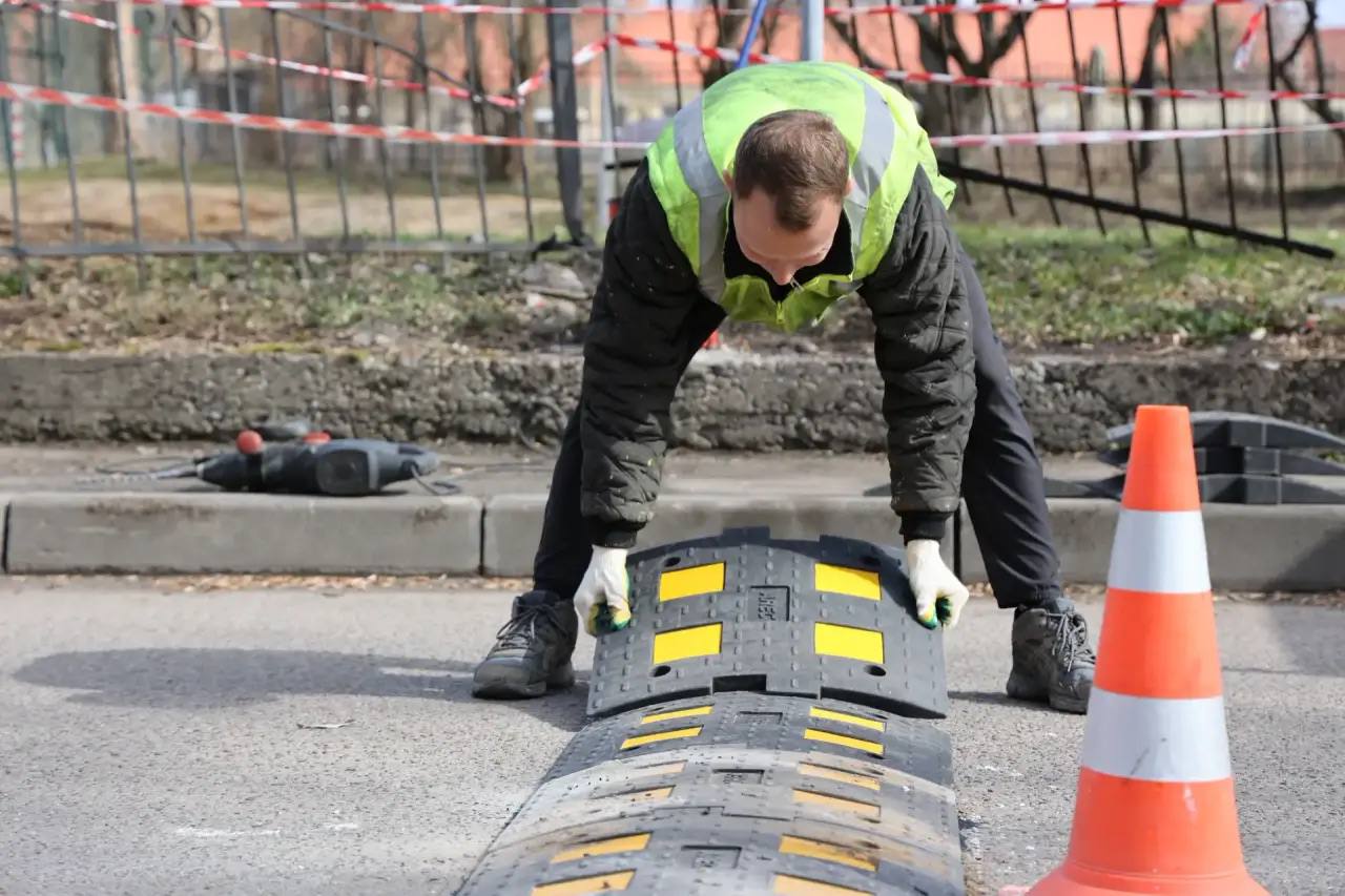 Елена Дятлова: Приступили к размещению «лежачих полицейских» – важного элемента дорожной инфраструктуры, который помогает существенно повысить безопасность движения Елена Дятлова: Приступили к размещению «лежачих полицейских» – важного элемента дорожной инфраструктуры, который помогает существенно повысить безопасность движения