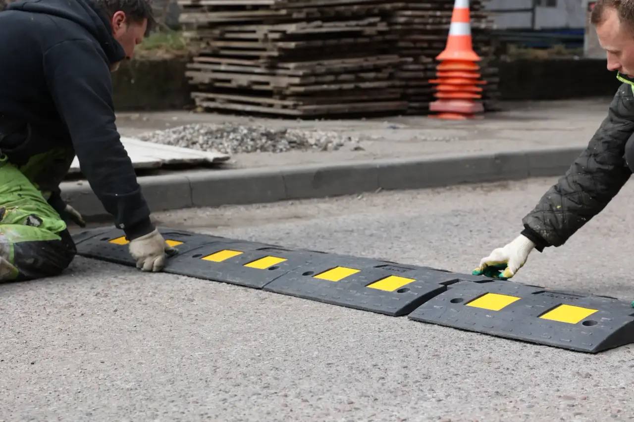 Елена Дятлова: Приступили к размещению «лежачих полицейских» – важного элемента дорожной инфраструктуры, который помогает существенно повысить безопасность движения Елена Дятлова: Приступили к размещению «лежачих полицейских» – важного элемента дорожной инфраструктуры, который помогает существенно повысить безопасность движения