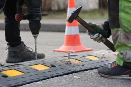 Елена Дятлова: Приступили к размещению «лежачих полицейских» – важного элемента дорожной инфраструктуры, который помогает существенно повысить безопасность движения