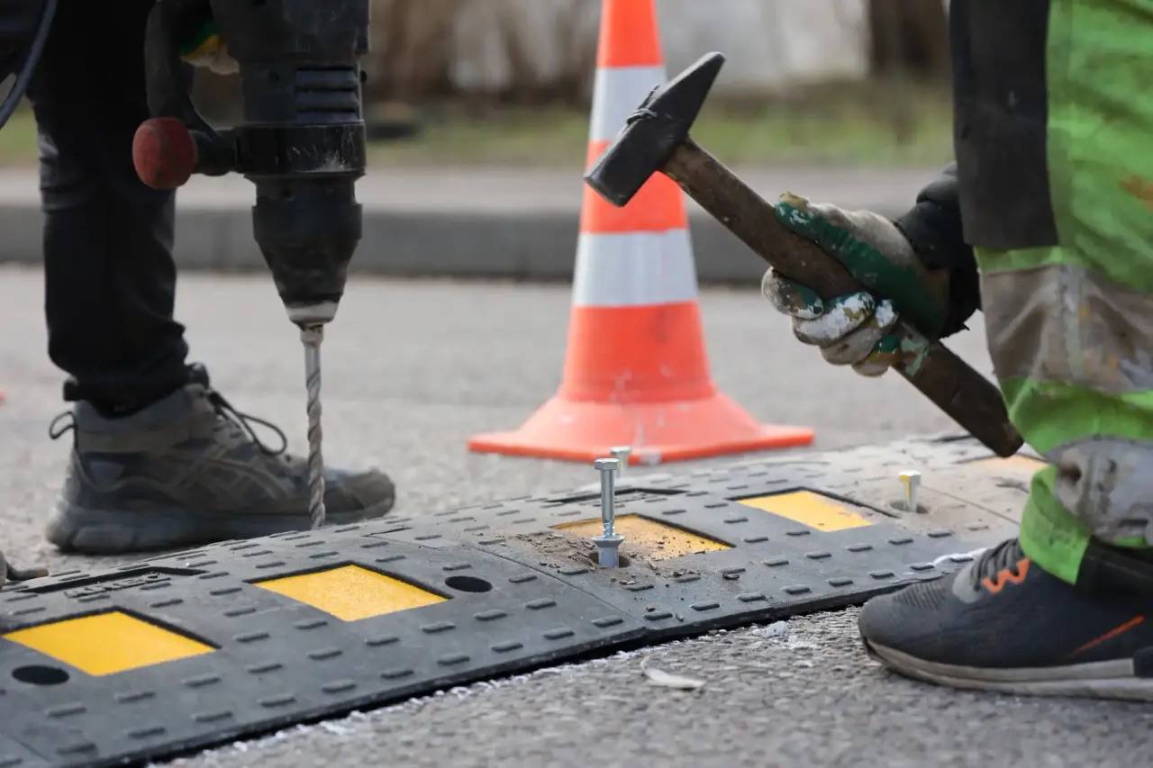 Елена Дятлова: Приступили к размещению «лежачих полицейских» – важного элемента дорожной инфраструктуры, который помогает существенно повысить безопасность движения