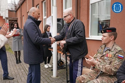 Губернатор Алексей Беспрозванных передал участникам СВО ключи от автомобилей с ручным управлением