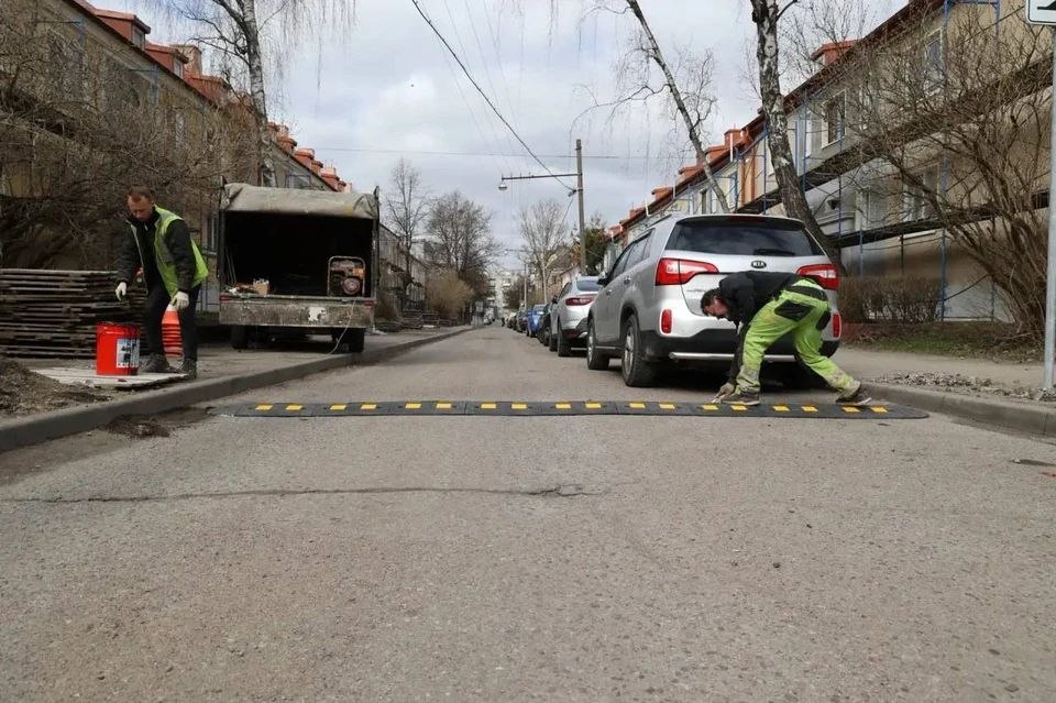 В Калининграде начали укладывать лежачих полицейских, всего их установят 23