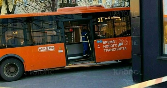 «Сейчас его уберут, и стена рухнет»: сотрудники парикмахерской, в которую въехал автобус, рассказали о моменте аварии