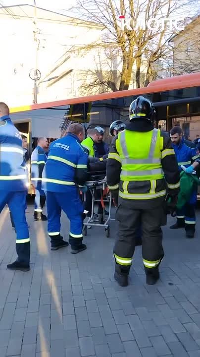 Пассажиры въехавшего в центре Калининграда в парикмахерскую автобуса рассказали об аварии