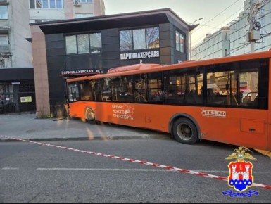 Водитель 11-го автобуса потерял сознание и выехал на встречку