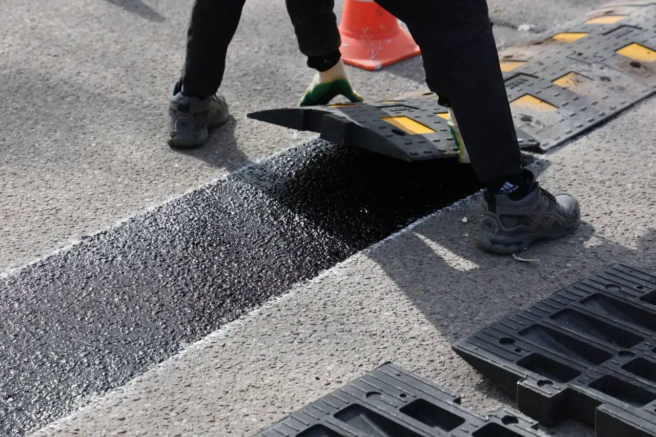 Елена Дятлова: Приступили к размещению «лежачих полицейских» – важного элемента дорожной инфраструктуры, который помогает существенно повысить безопасность движения Елена Дятлова: Приступили к размещению «лежачих полицейских» – важного элемента дорожной инфраструктуры, который помогает существенно повысить безопасность движения