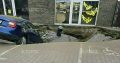 В Балтийске на парковке перед супермаркетом машина провалилась под землю