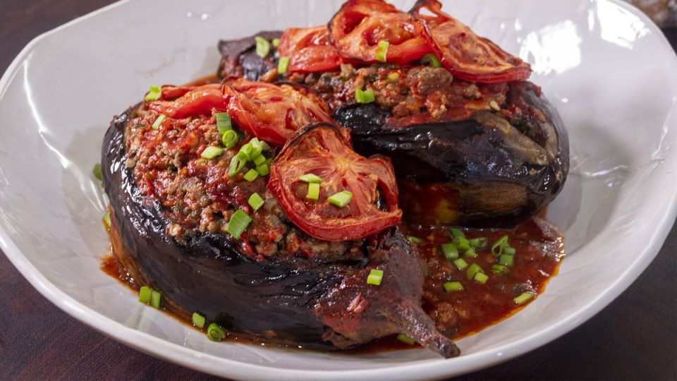 Необычное сочетание: фаршированные баклажаны с бараниной и острым соусом