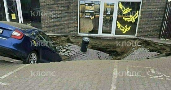 В Балтийске на парковке перед супермаркетом машина провалилась под землю